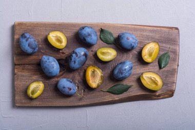 Ahşap masa üzerinde kase taze erik. Meyve arka plan