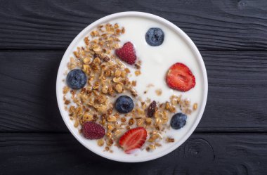 Yoğurt granola ve çilek (yaban mersini, çilek, ahududu )