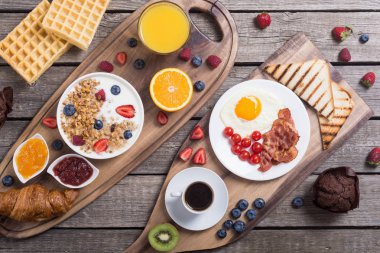 Yoğurt, yumurta, meyveler, meyve suyu, kruvasan ve reçel kahvaltı