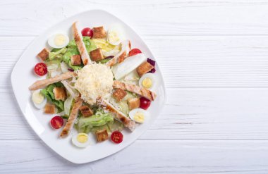 Tavuk, yumurta, domates ve kruton ceasar salata