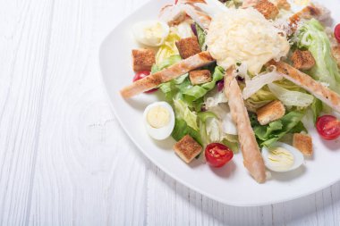 Tavuk, yumurta, domates ve kruton ceasar salata