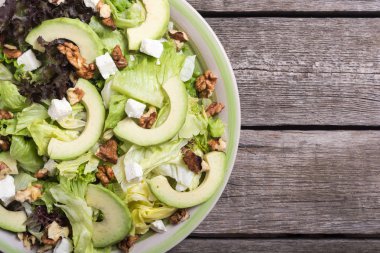 Sağlıklı salata avokado, ceviz ve peynir ile. Vegan gıda