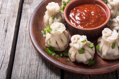 Gürcü köfte Hıngel domates sosu ve maydanoz ile