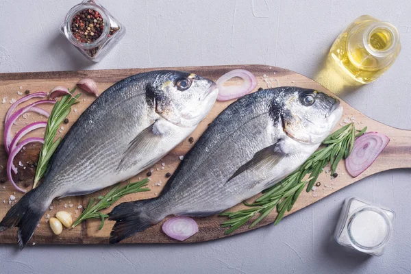 Çiğ Dorado Balık Yemek Pişirmek Için Ingridient Deniz Ürünleri — Stok fotoğraf