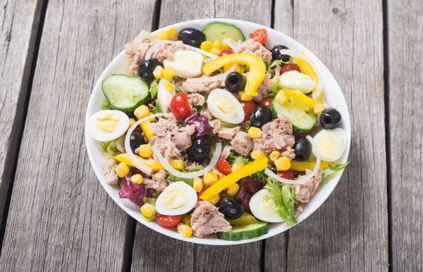 Tonijnsalade Met Groenten Eieren Olijven Achtergrond Van Gezonde Voeding — Stockfoto