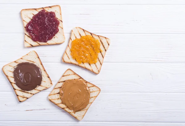 Nuss Nougat Creme Mit Schokolade Erdbeere Marillenmarmelade Und Erdnussbutter Sandwich — Stockfoto