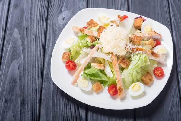 Salat Mit Huhn Eiern Tomaten Und Croutons — Stockfoto