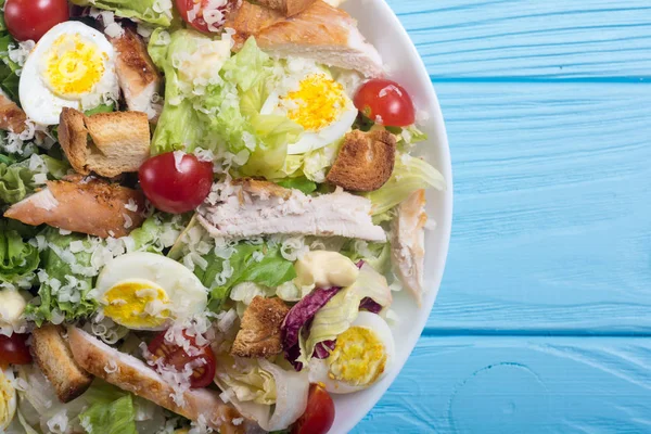 Cessar Salada Com Frango Ovos Tomates Croutons — Fotografia de Stock