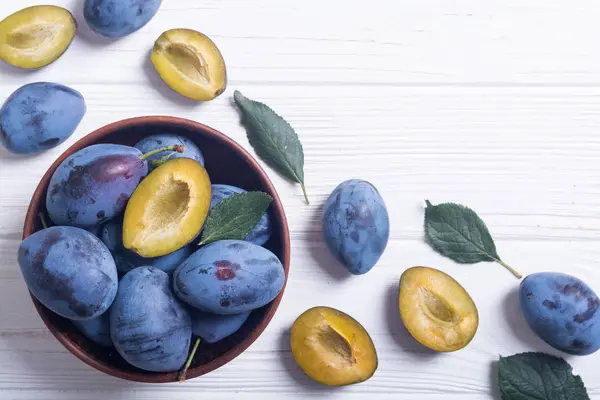 Prunes Fraîches Dans Bol Sur Une Table Bois Fruits Fond — Photo