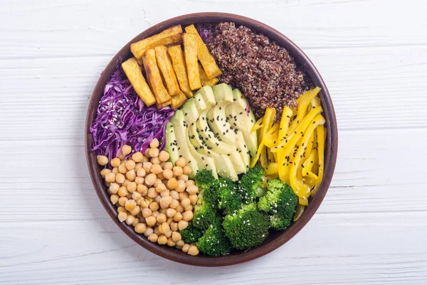Sağlıklı vegan salata avokado, biber, kırmızı quinoa, nohut, brokoli, lahana ve patates ile. Buda kase