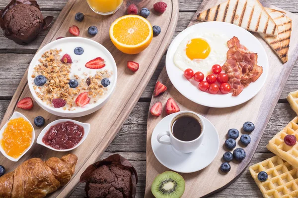 Frukost Med Yoghurt Ägg Bär Juice Croissanter Och Sylt — Stockfoto