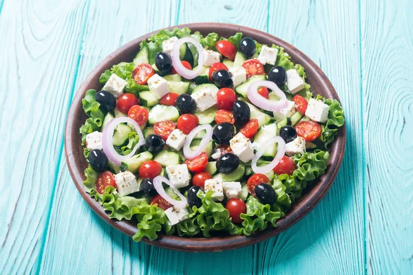 Salada Grega Verduras Frescas Comida Saudável Fundo Madeira — Fotografia de Stock