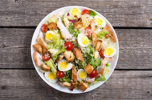 Ceasar Sallad Med Kyckling Ägg Tomater Och Krutonger — Stockfoto