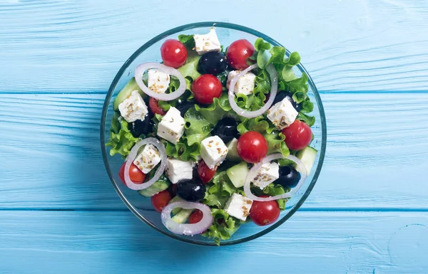 Salada Grega Verduras Frescas Comida Saudável Fundo Madeira — Fotografia de Stock