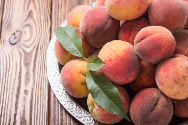 Olgun Şeftali meyve rustik arka plan üzerinde. Yaz sağlıklı gıda