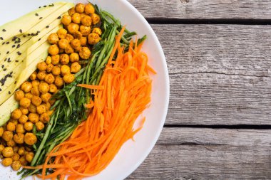Avokado, salatalık, havuç ve nohut ile Buda kase. Sağlıklı vegan salata yiyecek 