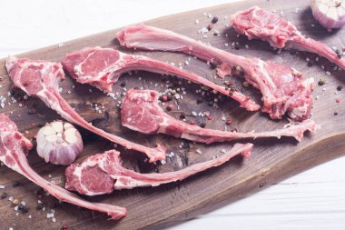 Ham kaburga veya rack kuzu ve ingridient. Gıda arka plan