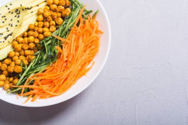 Avokado, salatalık, havuç ve nohut ile Buda kase. Sağlıklı vegan salata yiyecek 