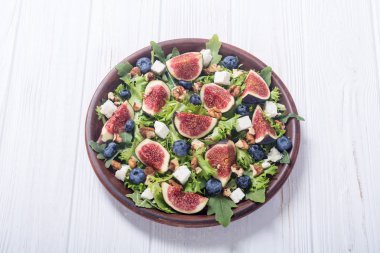 İncir peynir, yaban mersini, ceviz ve roka salatası. Sonbahar sağlıklı gıda