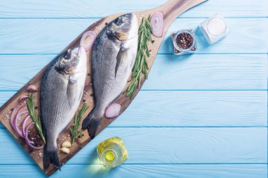 Çiğ dorado balık ve yemek pişirmek için ingridient. Deniz ürünleri