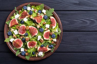 İncir peynir, yaban mersini, ceviz ve roka salatası. Sonbahar sağlıklı gıda