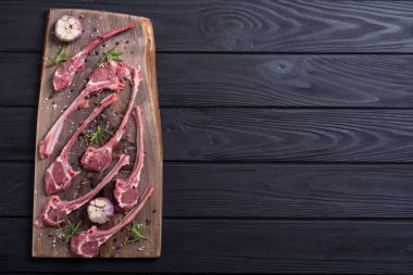 Ham kaburga veya rack kuzu ve ingridient. Gıda arka plan