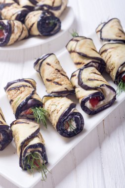 Krem peynir ve domates ile ızgara patlıcan (patlıcan) rulo