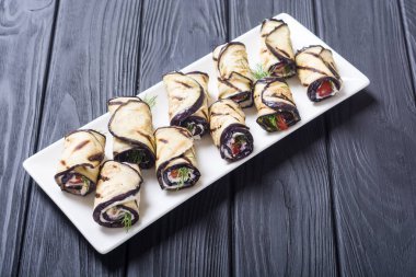 Krem peynir ve domates ile ızgara patlıcan (patlıcan) rulo