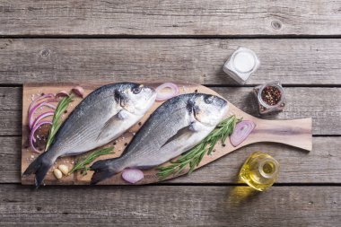 Çiğ dorado balık ve yemek pişirmek için ingridient. Deniz ürünleri