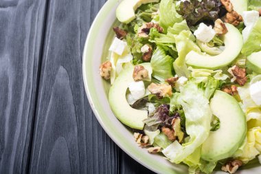 Sağlıklı salata avokado, ceviz ve peynir ile. Vegan gıda