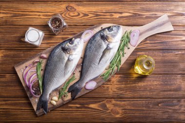 Çiğ dorado balık ve yemek pişirmek için ingridient. Deniz ürünleri