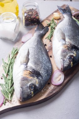 Çiğ dorado balık ve yemek pişirmek için ingridient. Deniz ürünleri