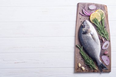 Çiğ dorado balık ve yemek pişirmek için ingridient. Deniz ürünleri
