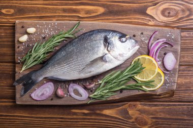 Çiğ dorado balık ve yemek pişirmek için ingridient. Deniz ürünleri