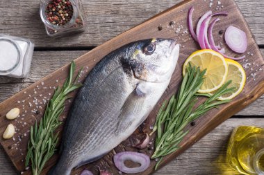 Çiğ dorado balık ve yemek pişirmek için ingridient. Deniz ürünleri