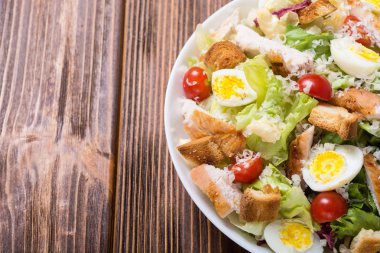 Tavuk, yumurta, domates ve kruton ceasar salata