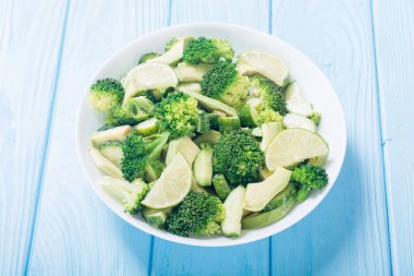 Yeşil salata avokado, brokoli, salatalık ve kireç ile. Sağlıklı vejetaryen salata