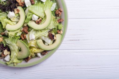 Sağlıklı salata avokado, ceviz ve peynir ile. Vegan gıda
