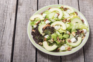 Sağlıklı salata avokado, ceviz ve peynir ile. Vegan gıda
