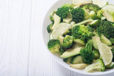 Yeşil salata avokado, brokoli, salatalık ve kireç ile. Sağlıklı vejetaryen salata