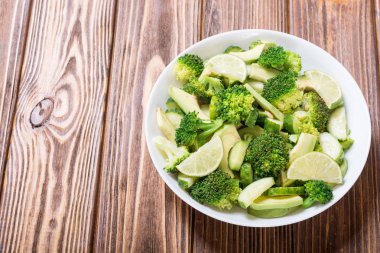 Yeşil salata avokado, brokoli, salatalık ve kireç ile. Sağlıklı vejetaryen salata