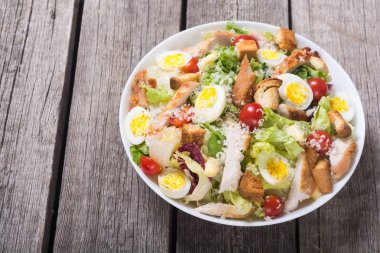 Tavuk, yumurta, domates ve kruton ceasar salata