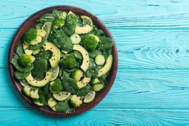 Yeşil bebek ıspanak salatası avokado, brokoli, salatalık, kireç ve susam. Sağlıklı detoks vegan gıda