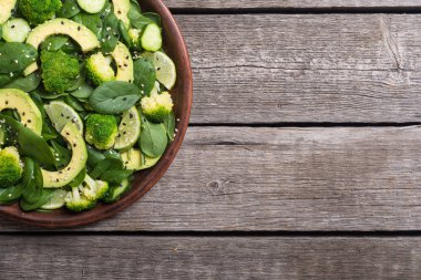 Yeşil bebek ıspanak salatası avokado, brokoli, salatalık, kireç ve susam. Sağlıklı detoks vegan gıda