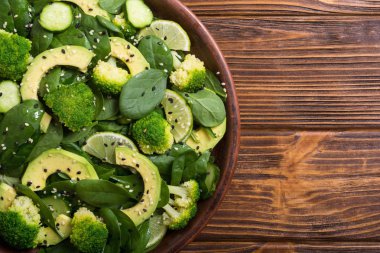 Yeşil bebek ıspanak salatası avokado, brokoli, salatalık, kireç ve susam. Sağlıklı detoks vegan gıda