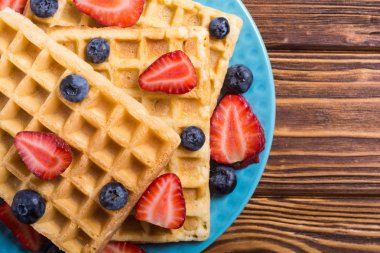 Çilek ve yaban mersini ile Belçika Waffle. Ev yapımı tatlı çöl