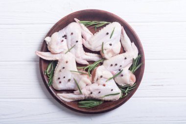Biberiye, sarımsak, biber ve tuz ile ham kanat. Hazırlık için madde