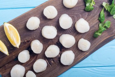 Salata ile ham tarak. Taze lezzetli deniz ürünleri