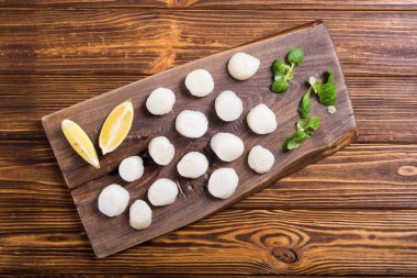 Salata ile ham tarak. Taze lezzetli deniz ürünleri