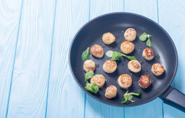 Limon ve salata ile kızarmış tarak. Deniz ürünleri arka plan